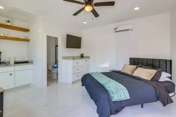 Studio 15 | Minutes to Beach, Miles from Stress